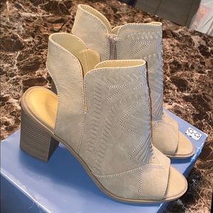 New Universal thread Mules! Stylish and comfy!!